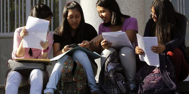La Comunidad de Madrid congela las tasas universitarias y convoca 2.250 becas de excelencia