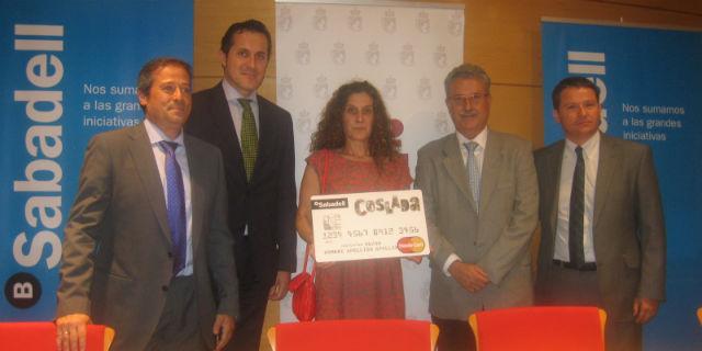 Entregados los 3.000 euros de la campaña ‘Creemos en Coslada’