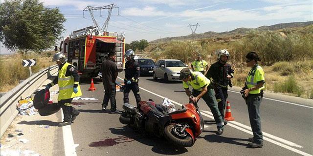 Heridos un motorista y su acompañante tras salirse de la vía en San Martín de la Vega