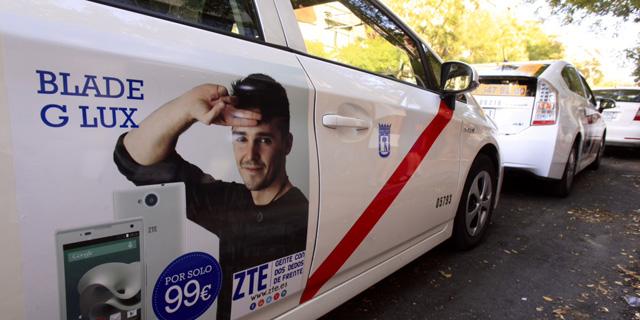 Una firma china de telefonía estrena la publicidad en el exterior de los taxis de Madrid