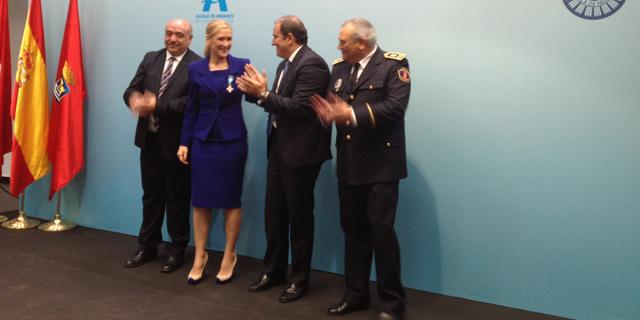 Cifuentes recibe la Cruz al Mérito Profesional por la Policía Local de Alcalá de Henares