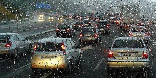 140 salidas de bomberos, más de 200 kilómetros de atascos y un árbol caído en Madrid