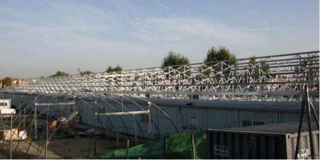 Sevilla la Nueva renovará la cubierta de los edificios modulares de la calle Golondrina