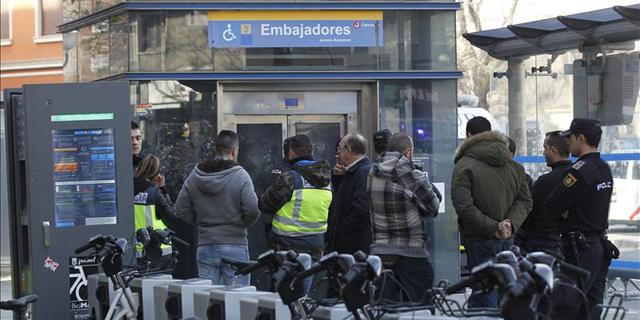 Muere un policía al ser arrojado al tren por el hombre al que estaba identificando