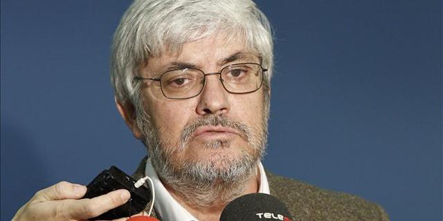 El concejal de IU, Ángel Lara, también entrega su acta