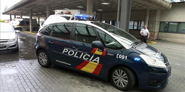 Retenido por los vecinos cuando saltaba desde la terraza de una casa donde había robado