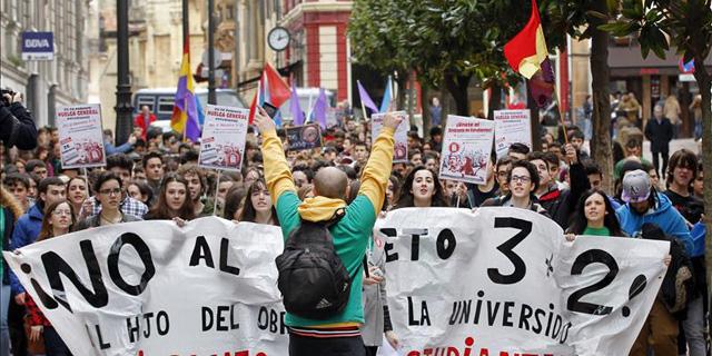 La Policía interviene en la manifestación de estudiantes por una pelea de radicales