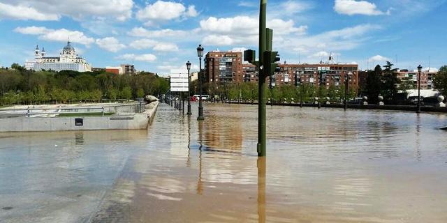 El Puente de Segovia reabrirá el martes tras inundarse por la rotura de una tubería