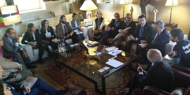 Aguirre reforzará la vigilancia del tráfico en los colegios