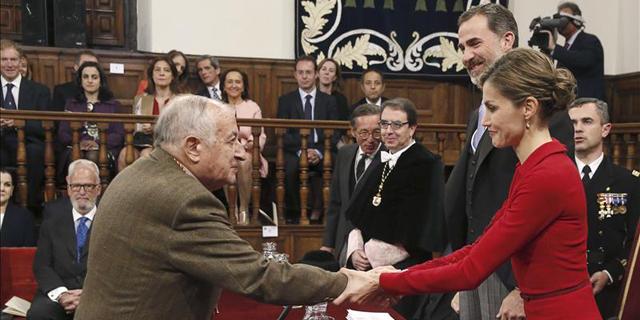 Goytisolo guiña a Podemos tras recoger el Cervantes