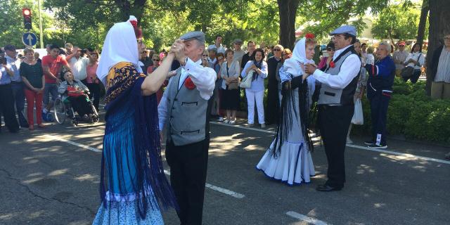 Los chulapos salen a las calles para celebrar San Isidro