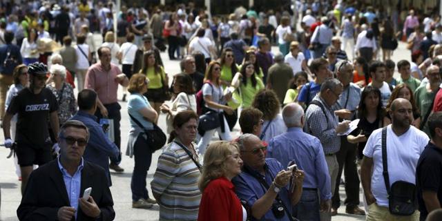 Un grupo de neonazis amenazan a los libreros de una caseta de la Feria del Libro