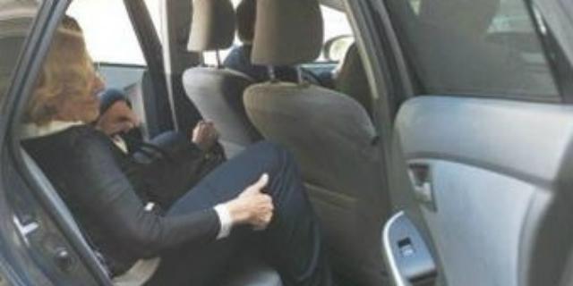 Carmena utiliza un coche oficial para hacer un recorrido de un kilómetro
