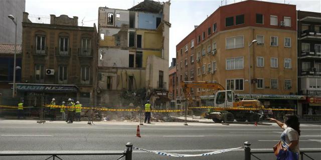 Los afectados de Tetuán recuperan sus pertenencias soterradas en escombros