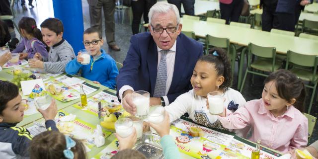 Sanidad quiere poner en los colegios máquinas dispensadoras de fruta pelada