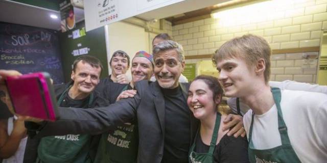 Clooney desata la locura en su visita a una cafetería social en Edimburgo