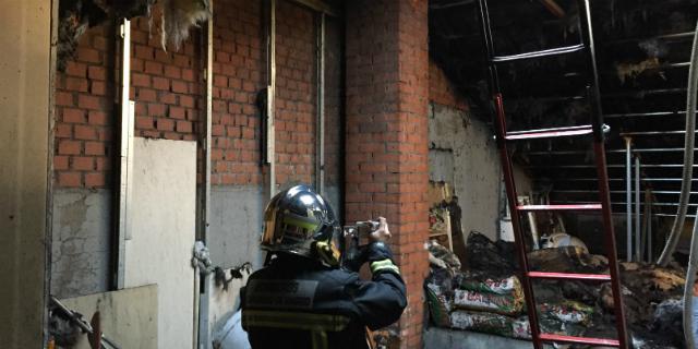 Un bombero herido durante la extinción de un incendio en Pinto