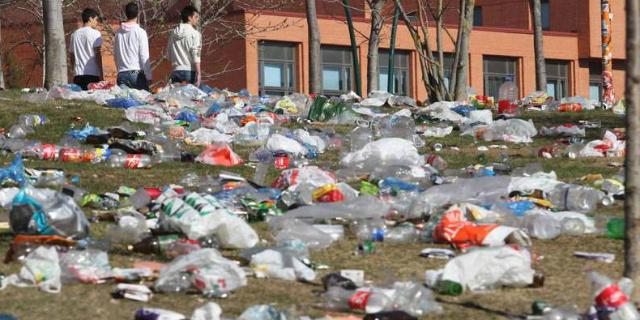 Carmena propone que los estudiantes recojan el botellón a través de juegos 