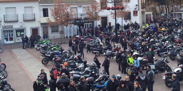 Cientos de niños de Sevilla la Nueva reciben regalos gracias a los pajes de Mechanic Custom Club
