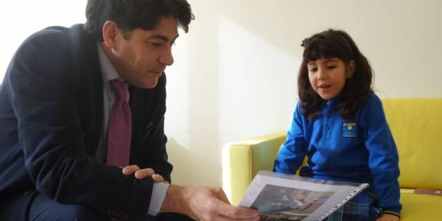 Nora Delgado, la “periodista” más joven de la ciudad, entrevista al alcalde de Alcorcón