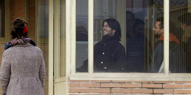 Los dos titiriteros del Carnaval de Madrid salen de la prisión de Soto del Real