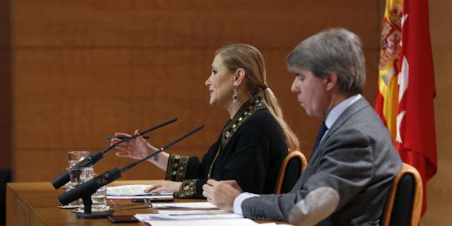 Cifuentes acusa al PSOE y a Podemos de bloquear la reforma de Telemadrid