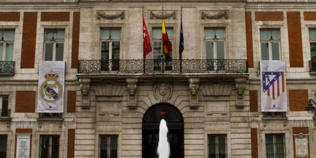 Los escudos del Real Madrid y del Atlético ya lucen en Sol