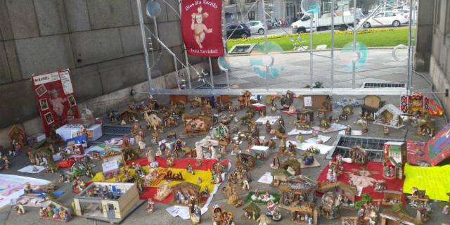 Los madrileños llenan la Puerta de Alcalá de belenes en protesta contra Carmena