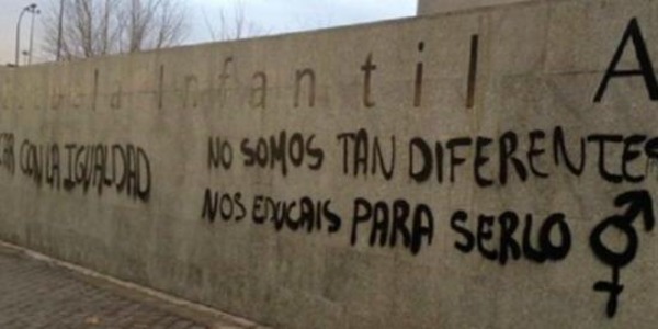 Pintadas en la fachada del colegio católico Arenales de Carabanchel