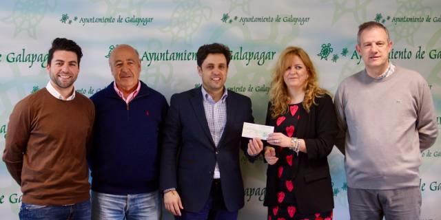 Galapagar hace entrega de un cheque de 7.500 euros a la Asociación Adisgua