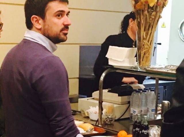 Espinar pillado: pide que el Senado no venda Coca-Cola pero él la consume allí