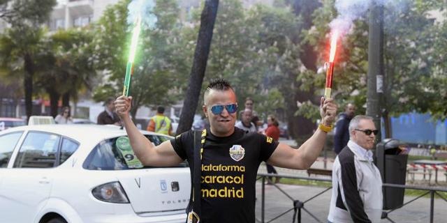 Un millar de taxistas se manifiestan en Madrid en defensa del sector