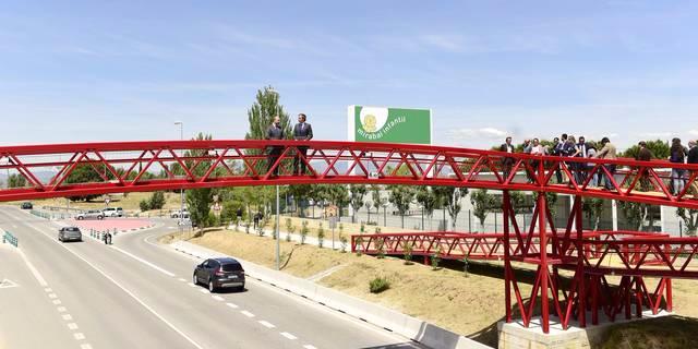 Entra en servicio la segunda pasarela peatonal sobre la M-513 en Boadilla