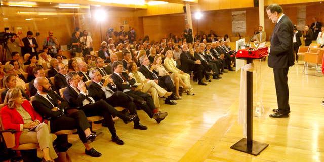 Rajoy presidió la entrega del Premio Umbral al Libro del Año a Fernando Aramburu