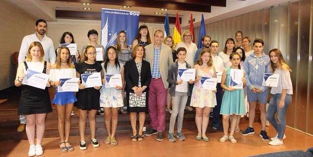Reconocimiento del ayuntamiento al mérito académico de los alumnos más destacados de Sevilla La Nueva