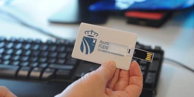 Fuenlabrada reparte 1.300 pendrivers con consejos de ahorro energético entre los comerciantes