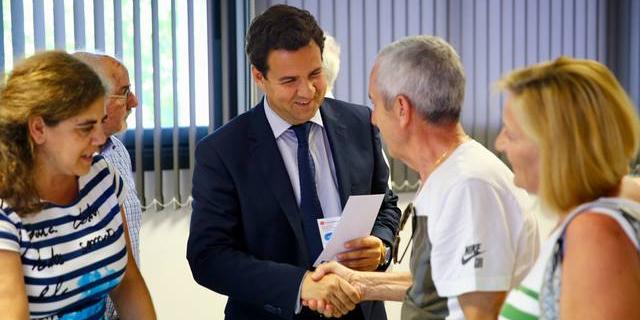 Los mayores de Las Rozas con alzheimer estrenan una pulsera identificativa con un código QR personal para situaciones de emergencia