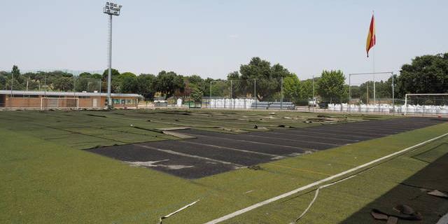 Obras de renovación del césped artificial del campo de fútbol 2 del Complejo Deportivo Ángel Nieto de Boadilla