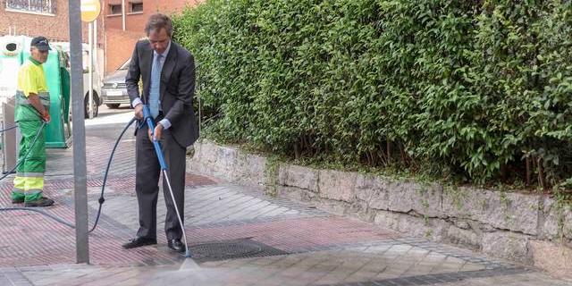 Boadilla refuerza la limpieza en el casco histórico