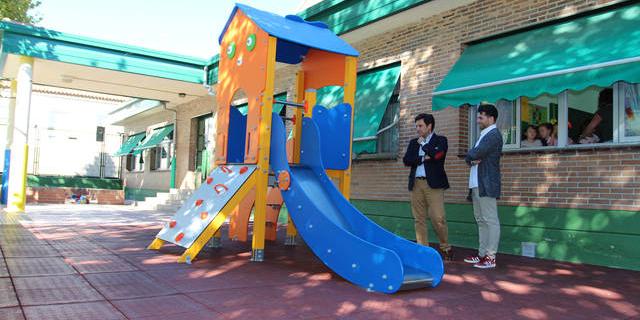 El alcalde visita los nuevos parques infantiles de los colegios de Galapagar