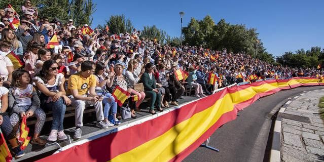La Bandera de España recibe un emotivo y multitudinario homenaje en Pozuelo de Alarcón
