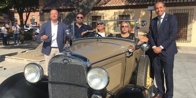 Una veintena de vehículos históricos se dio cita en Sevilla la Nueva