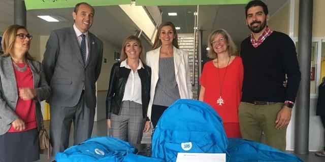 CaixaBank dona cuarenta kit de material escolar a los centros educativos de Sevilla la Nueva