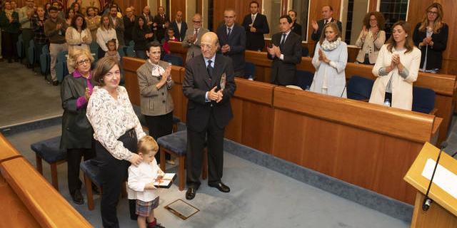 El Ayuntamiento de Pozuelo de Alarcón concede la Medalla de Honor al concejal Manuel Allende