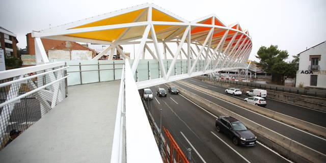 Las Rozas abre la pasarela sobre la A-6 que comunica La Marazuela y la estación de Las Rozas con la plaza de Madrid