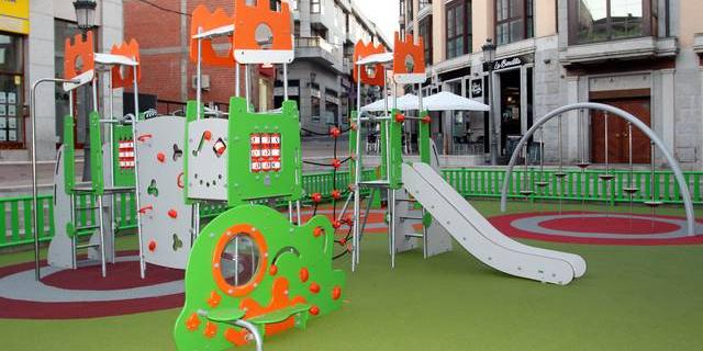 Los niños de Galapagar comienzan a estrenar los nuevos parques infantiles