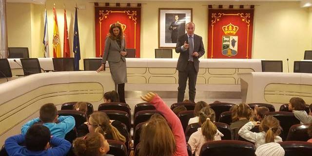 Los escolares de Majadahonda se acercan a sus instituciones