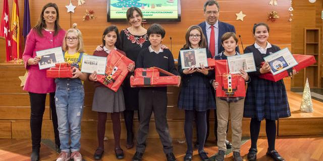 Pozuelo entrega los premios de los concursos escolares navideños de Belenes, Árboles y Felicitaciones