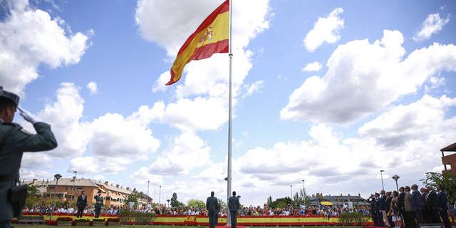 Las Rozas muestra su compromiso con España con el izado de una bandera de 37,5 metros cuadrados en Parque Empresarial