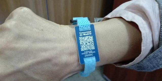 Sevilla la Nueva se suma a ‘No me olvides si me olvido’, programa de pulseras con código QR para mayores